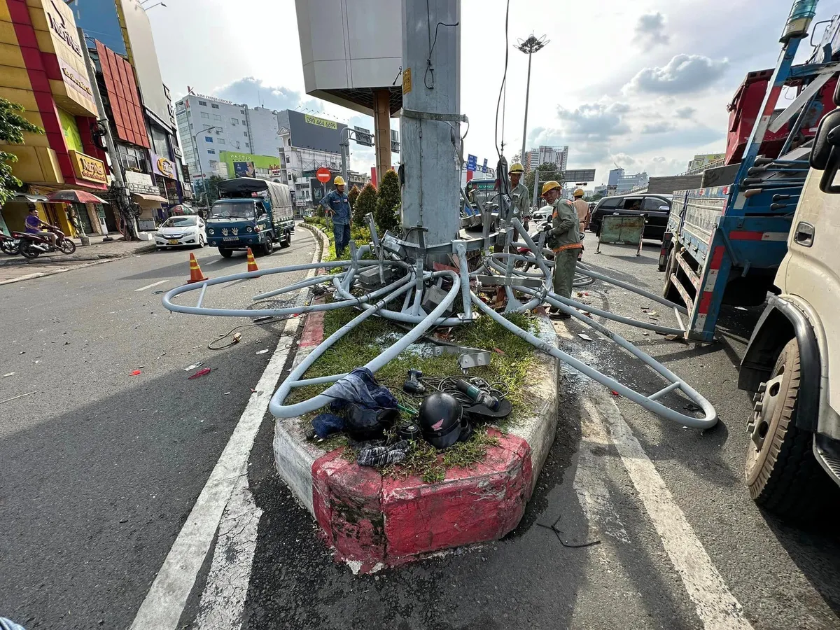 Rơi gi&agrave;n đ&egrave;n chiếu s&aacute;ng ở TP Hồ Ch&iacute; Minh, một người bị thương - Ảnh 2.