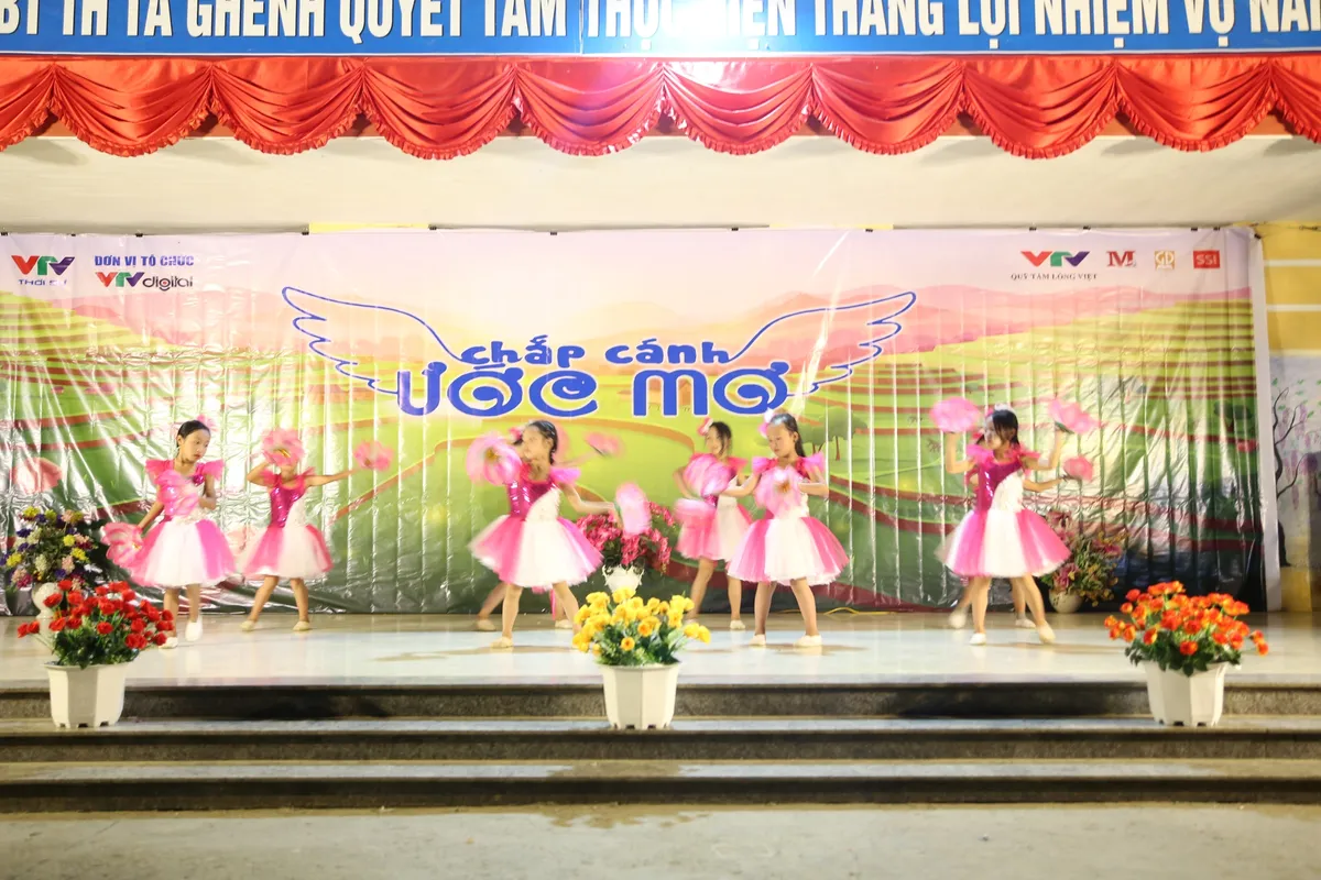 Mang hơi ấm đến với trẻ em Tà Ghênh - Ảnh 30.