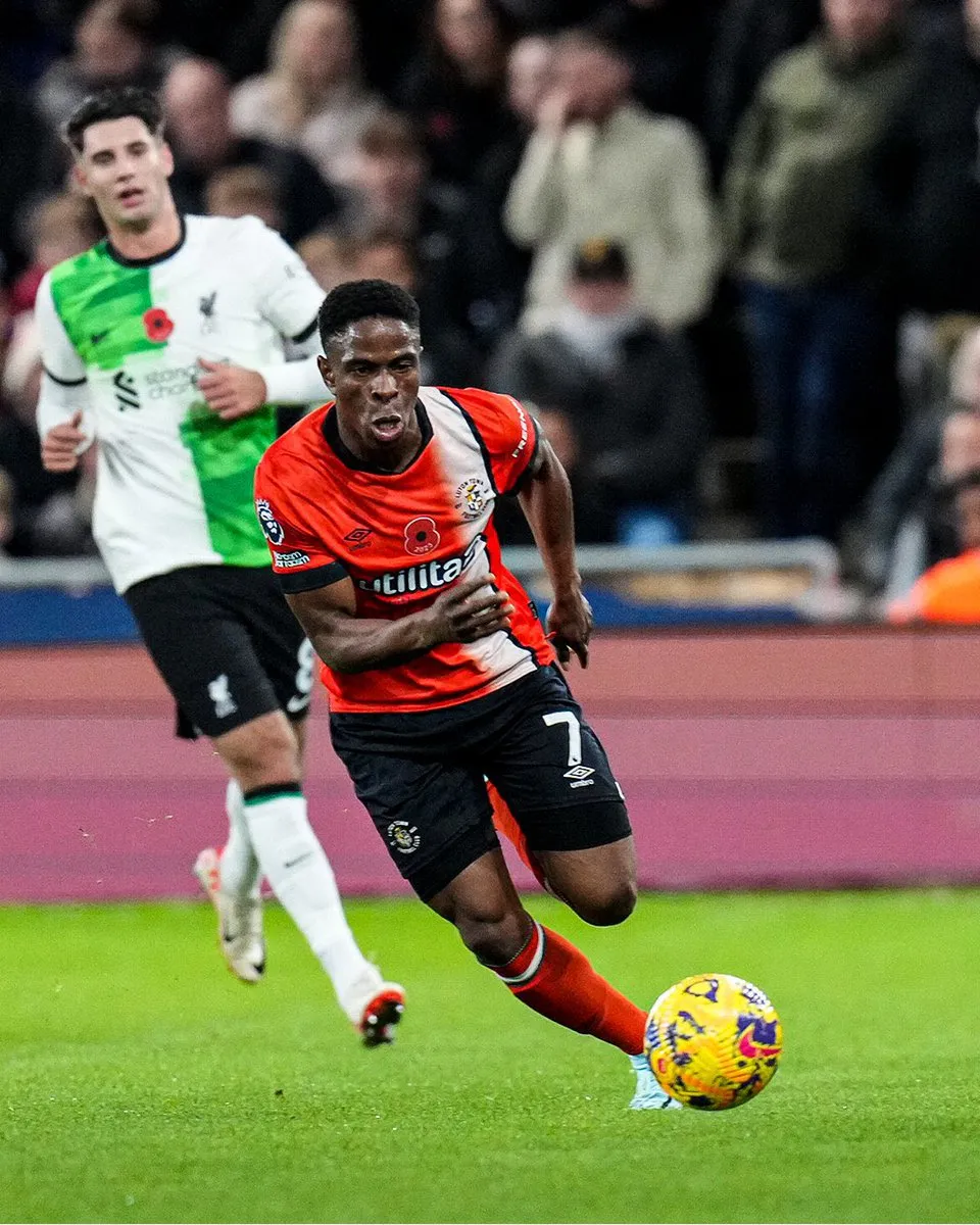 Ngoại hạng Anh: Liverpool chia điểm trên sân Luton Town - Ảnh 1. Ngoại hạng Anh: Liverpool chia điểm trên sân Luton Town - Ảnh 1.