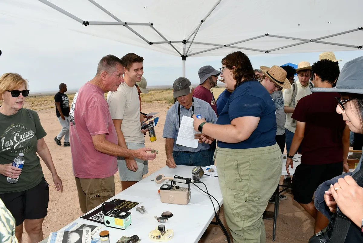 H&agrave;ng ngh&igrave;n người đổ về địa điểm thử vũ kh&iacute; hạt nh&acirc;n sau th&agrave;nh c&ocirc;ng của Oppenheimer - Ảnh 1.