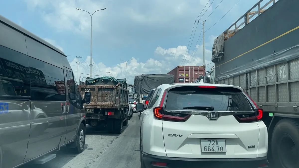 Thi công công trình thoát nước ì ạch trên quốc lộ 51 gây cản trở giao thông - Ảnh 2. Thi công công trình thoát nước ì ạch trên quốc lộ 51 gây cản trở giao thông - Ảnh 2.