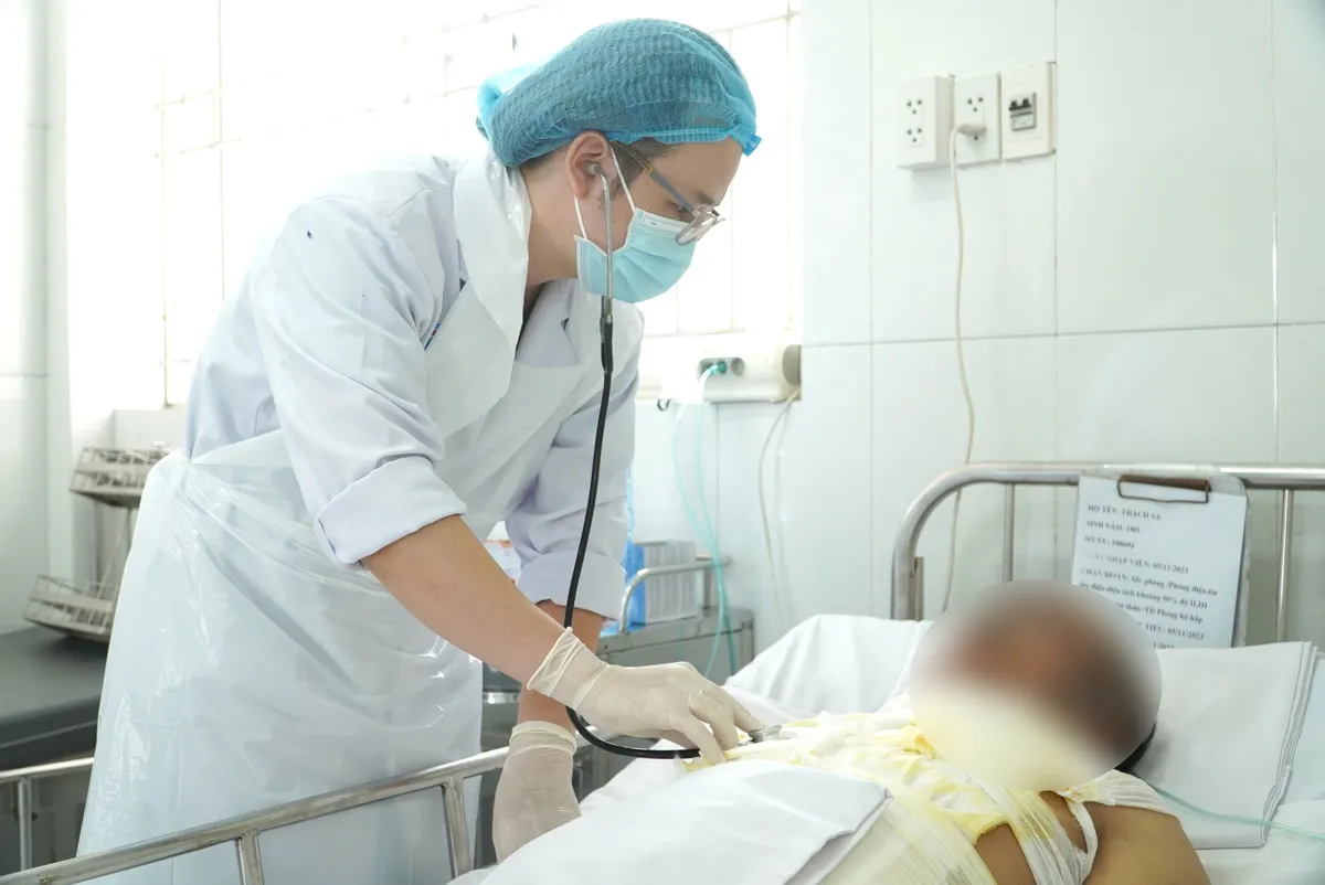 3 người bị điện giật bỏng nặng khi câu cá - Ảnh 1. 3 người bị điện giật bỏng nặng khi câu cá - Ảnh 1.