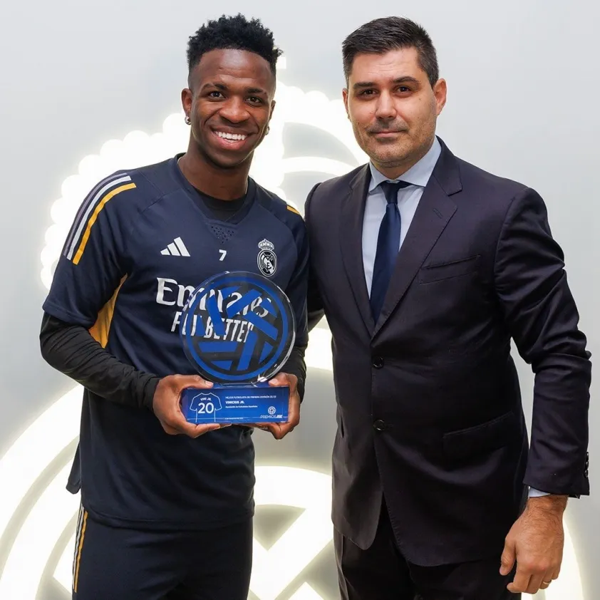 Vinicius nhận danh hiệu Cầu thủ xuất sắc nhất mùa 2022/23 tại La Liga - Ảnh 1. Vinicius nhận danh hiệu Cầu thủ xuất sắc nhất mùa 2022/23 tại La Liga - Ảnh 1.