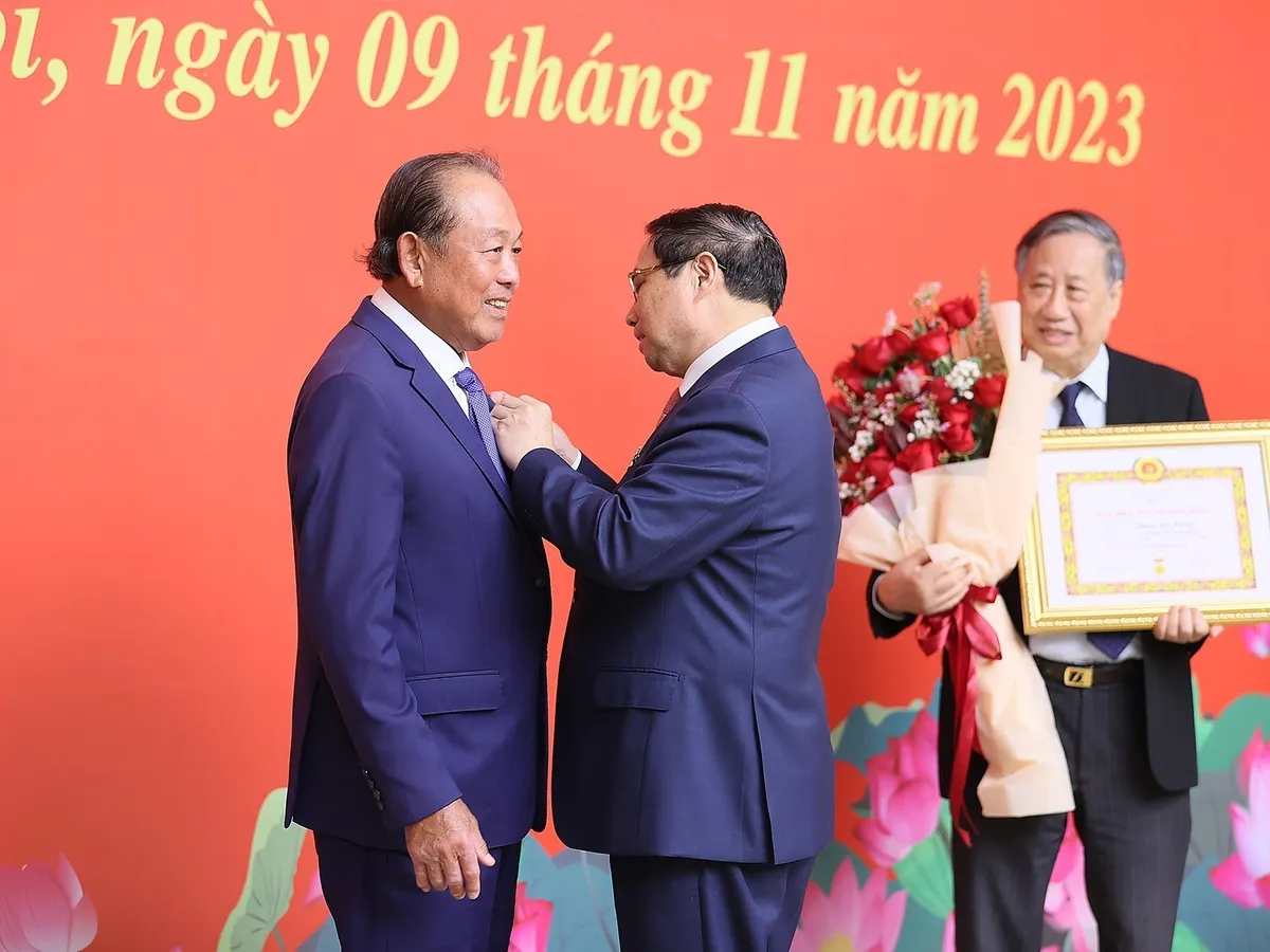 Thủ tướng Phạm Minh Ch&iacute;nh trao Huy hiệu Đảng cho c&aacute;c đồng ch&iacute; nguy&ecirc;n l&atilde;nh đạo Ch&iacute;nh phủ - Ảnh 2.