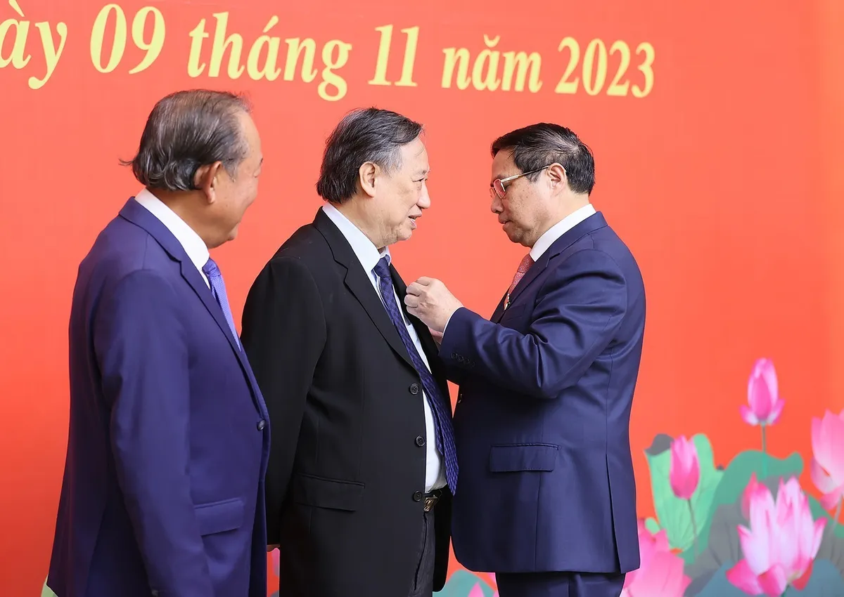 Thủ tướng Phạm Minh Ch&iacute;nh trao Huy hiệu Đảng cho c&aacute;c đồng ch&iacute; nguy&ecirc;n l&atilde;nh đạo Ch&iacute;nh phủ - Ảnh 1.