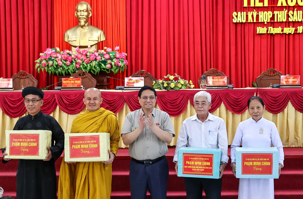 Thủ tướng Phạm Minh Ch&iacute;nh tiếp x&uacute;c cử tri sau kỳ họp thứ 6 Quốc hội kh&oacute;a XV - Ảnh 3.