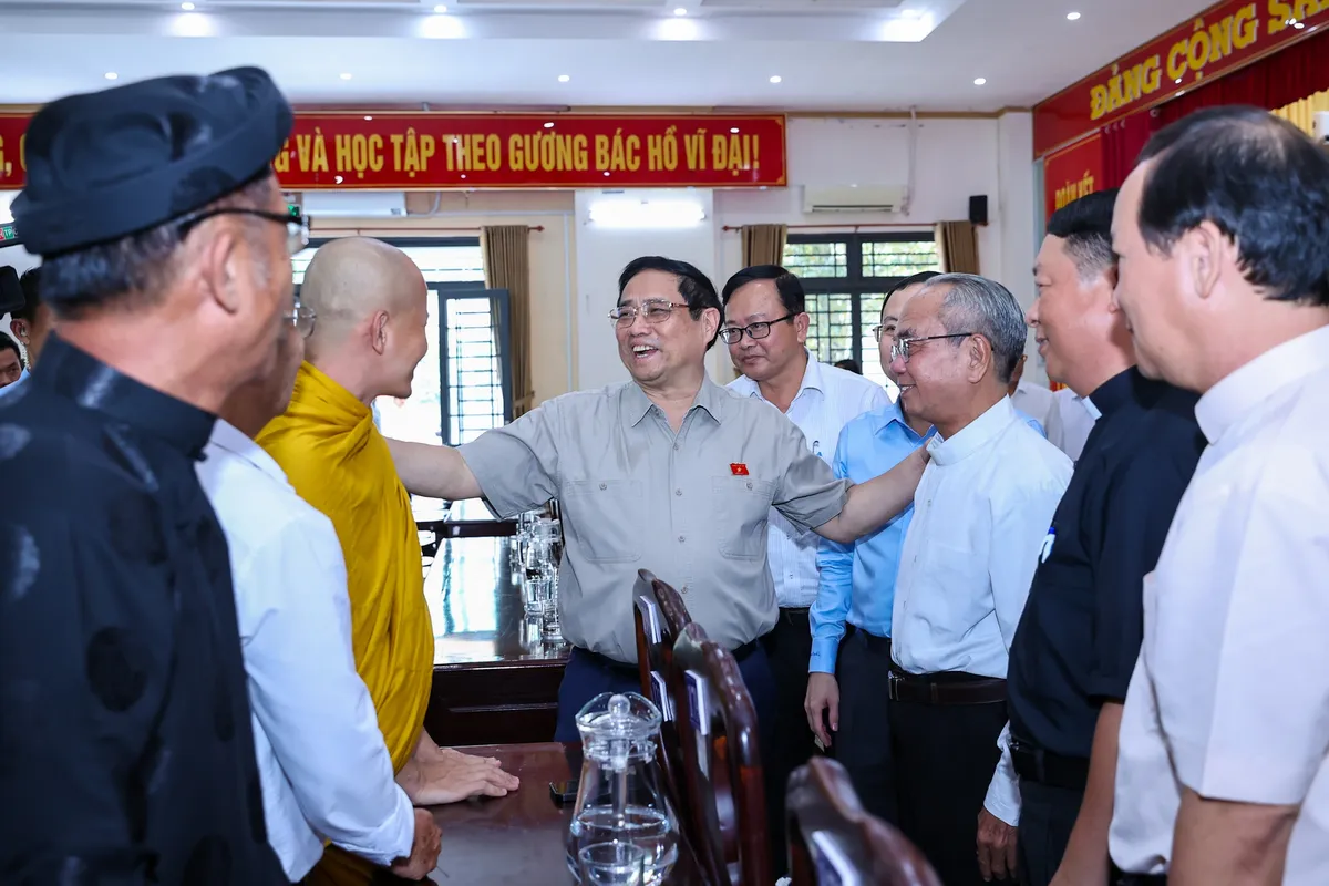 Thủ tướng Phạm Minh Ch&iacute;nh tiếp x&uacute;c cử tri sau kỳ họp thứ 6 Quốc hội kh&oacute;a XV - Ảnh 5.