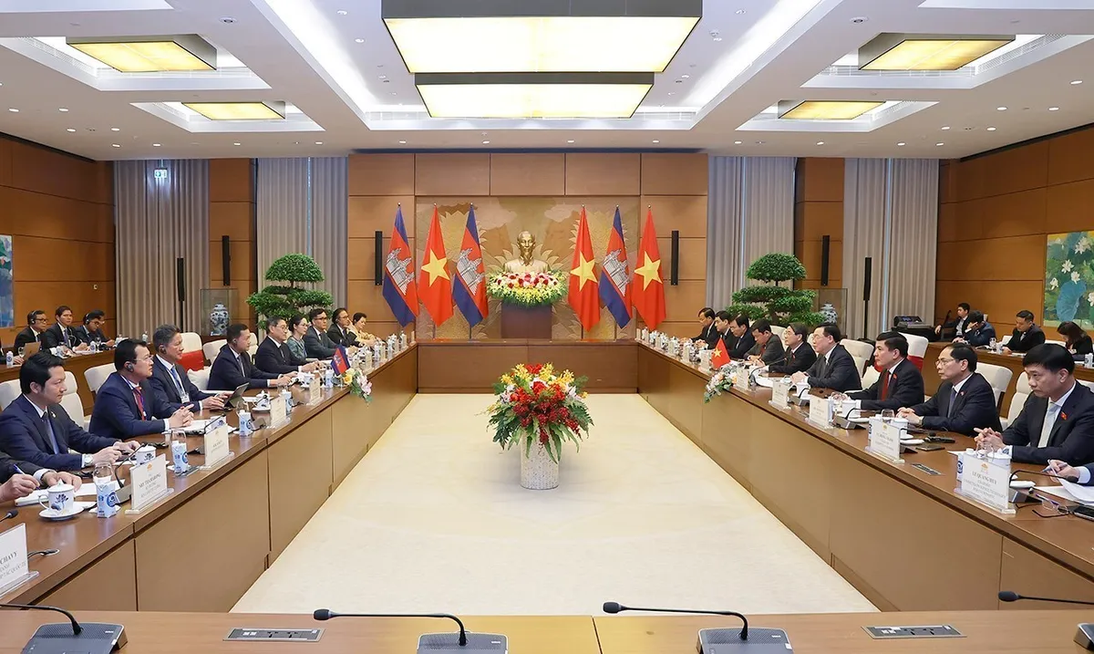 Chủ tịch Quốc hội Vương Đ&igrave;nh Huệ tiếp Thủ tướng Campuchia Hun Manet - Ảnh 2.