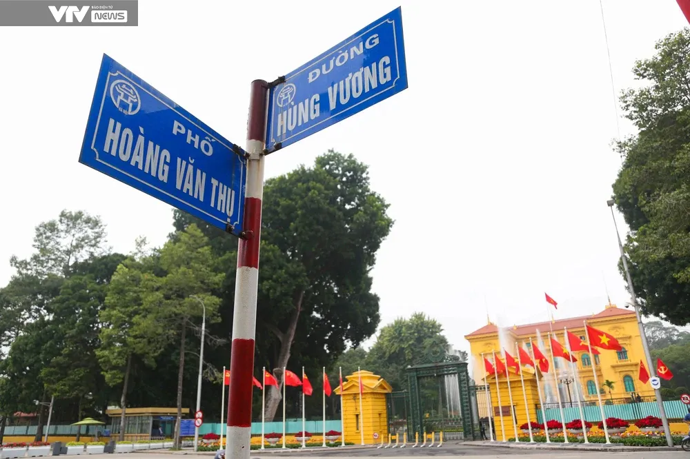 Thủ đô Hà Nội rực rỡ cờ hoa đón Tổng Bí thư, Chủ tịch nước Trung Quốc Tập Cận Bình thăm Việt Nam - Ảnh 4.