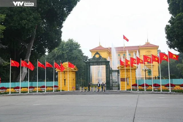 Thủ đô Hà Nội rực rỡ cờ hoa đón Tổng Bí thư, Chủ tịch nước Trung Quốc Tập Cận Bình thăm Việt Nam - Ảnh 1.