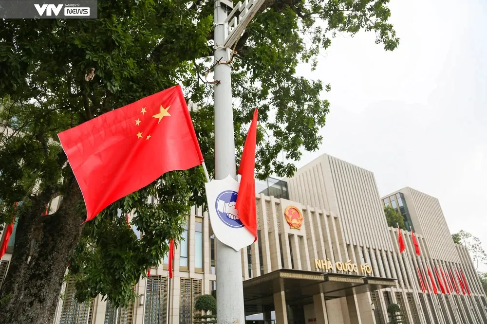 Thủ đô Hà Nội rực rỡ cờ hoa đón Tổng Bí thư, Chủ tịch nước Trung Quốc Tập Cận Bình thăm Việt Nam - Ảnh 5.