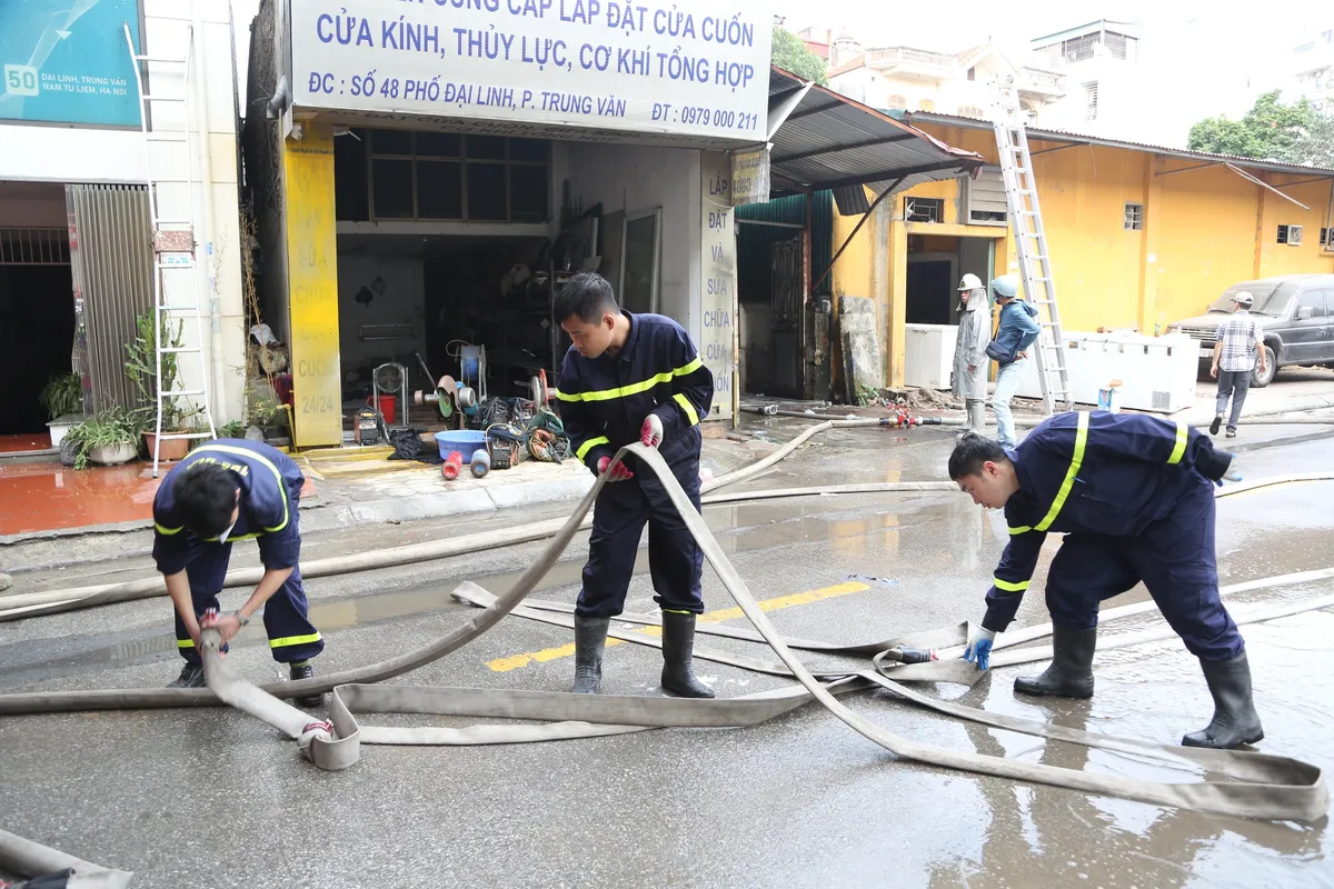 Hà Nội: Cháy lớn tại cửa hàng cơ khí, phế liệu tại Nam Từ Liêm - Ảnh 1.