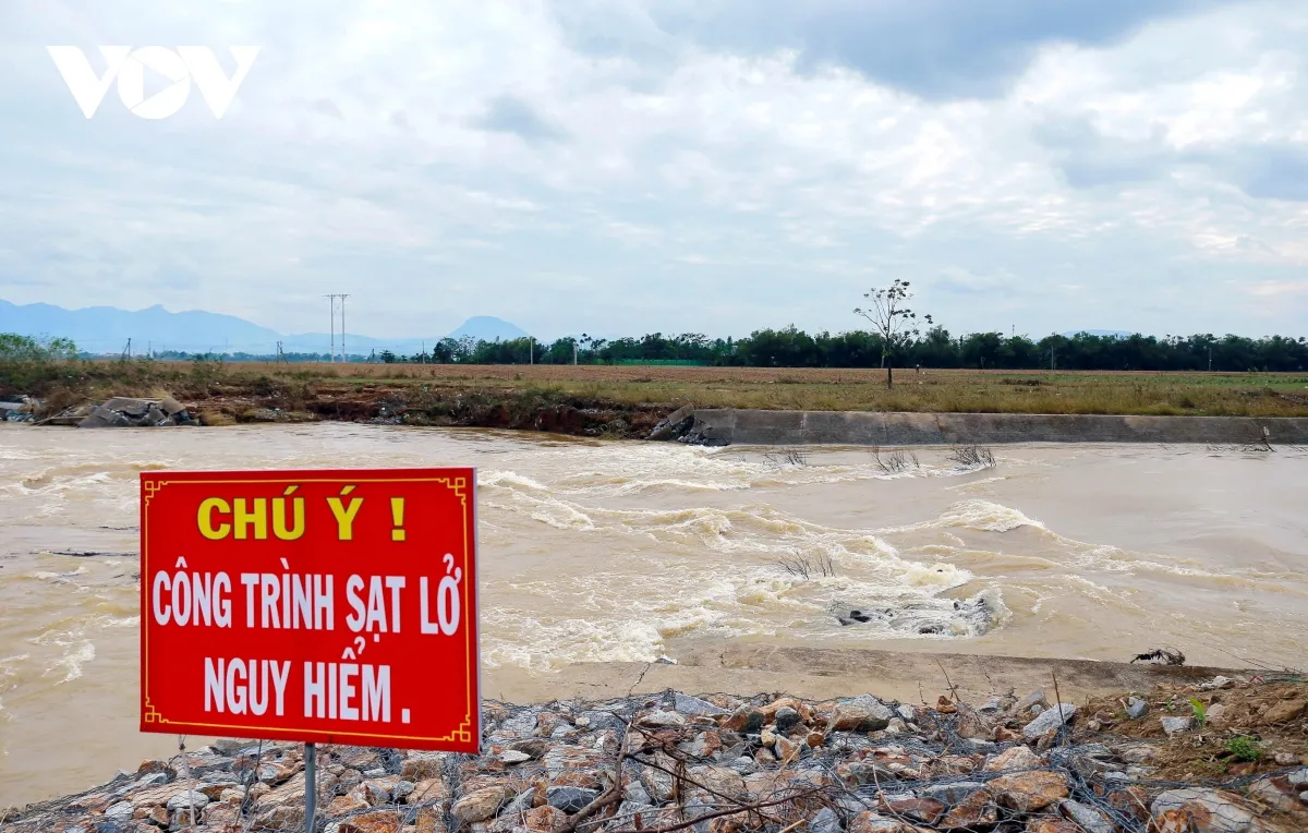 Gần 100 vị trí ven sông có nguy cơ sạt lở tại Quảng Nam - Ảnh 1.