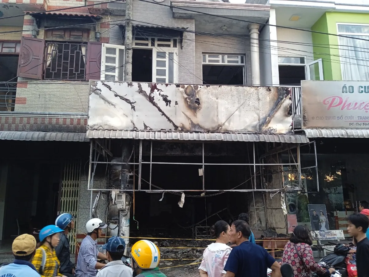 Ki&ecirc;n Giang: Chập điện l&agrave;m ch&aacute;y rụi một cửa h&agrave;ng điện thoại di động - Ảnh 1.