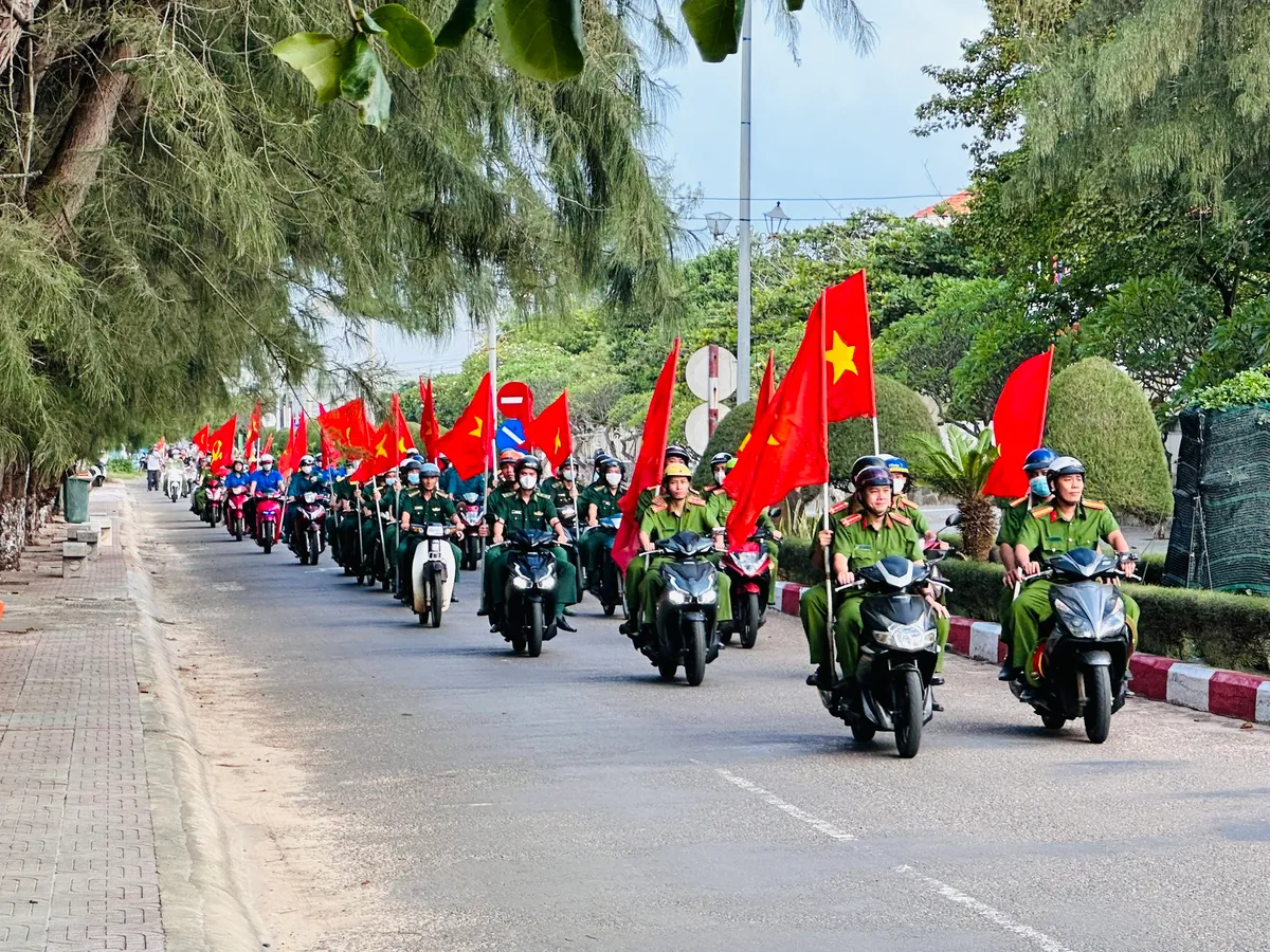 Bình Thuận: Đồng loạt tổ chức Lễ ra quân trấn áp tội phạm Tết Giáp Thìn 2024 - Ảnh 2.