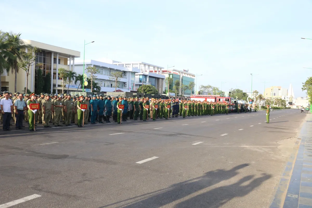 Bình Thuận: Đồng loạt tổ chức Lễ ra quân trấn áp tội phạm Tết Giáp Thìn 2024 - Ảnh 1.