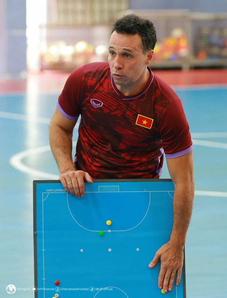 HLV Giustozzi Diego Raul tin vào khả năng cạnh tranh của ĐT Việt Nam tại VCK futsal châu Á 2024 - Ảnh 1. HLV Giustozzi Diego Raul tin vào khả năng cạnh tranh của ĐT Việt Nam tại VCK futsal châu Á 2024 - Ảnh 1.