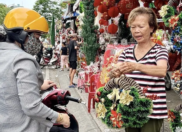 Thị trường Giáng sinh: Thông tươi, tùng thơm hút khách - Ảnh 2.