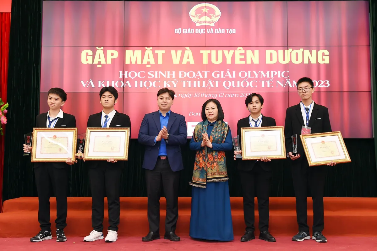 Học sinh đoạt giải Olympic và Khoa học Kỹ thuật quốc tế năm 2023 - Điểm sáng được quốc tế ghi nhận - Ảnh 7.