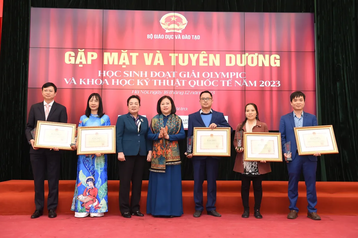 Học sinh đoạt giải Olympic và Khoa học Kỹ thuật quốc tế năm 2023 - Điểm sáng được quốc tế ghi nhận - Ảnh 11.