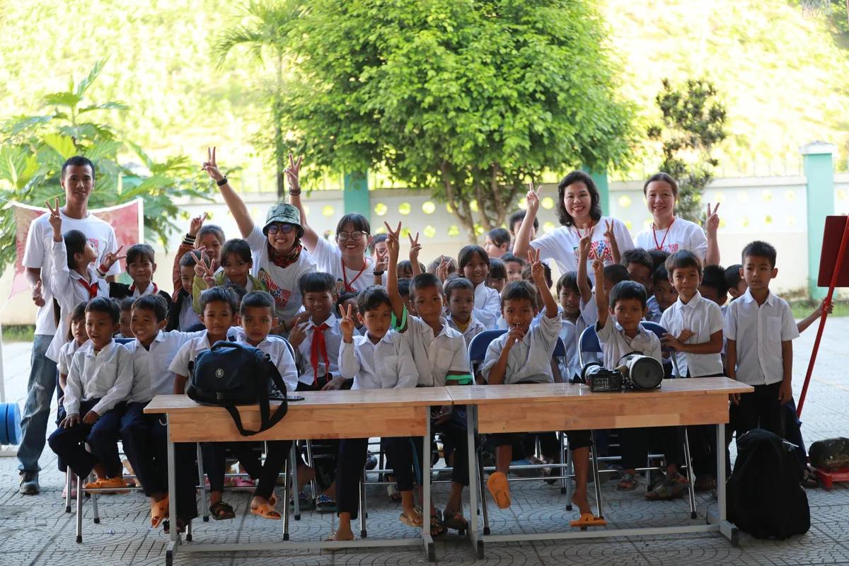 Kh&aacute;nh Ho&agrave;: Hưởng ứng ng&agrave;y hội chụp ảnh ch&acirc;n dung miễn ph&iacute; cho trẻ em v&ugrave;ng cao - Ảnh 7.