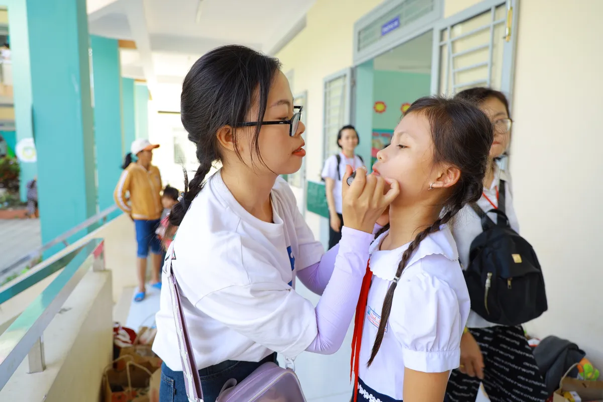 Kh&aacute;nh Ho&agrave;: Hưởng ứng ng&agrave;y hội chụp ảnh ch&acirc;n dung miễn ph&iacute; cho trẻ em v&ugrave;ng cao - Ảnh 5.