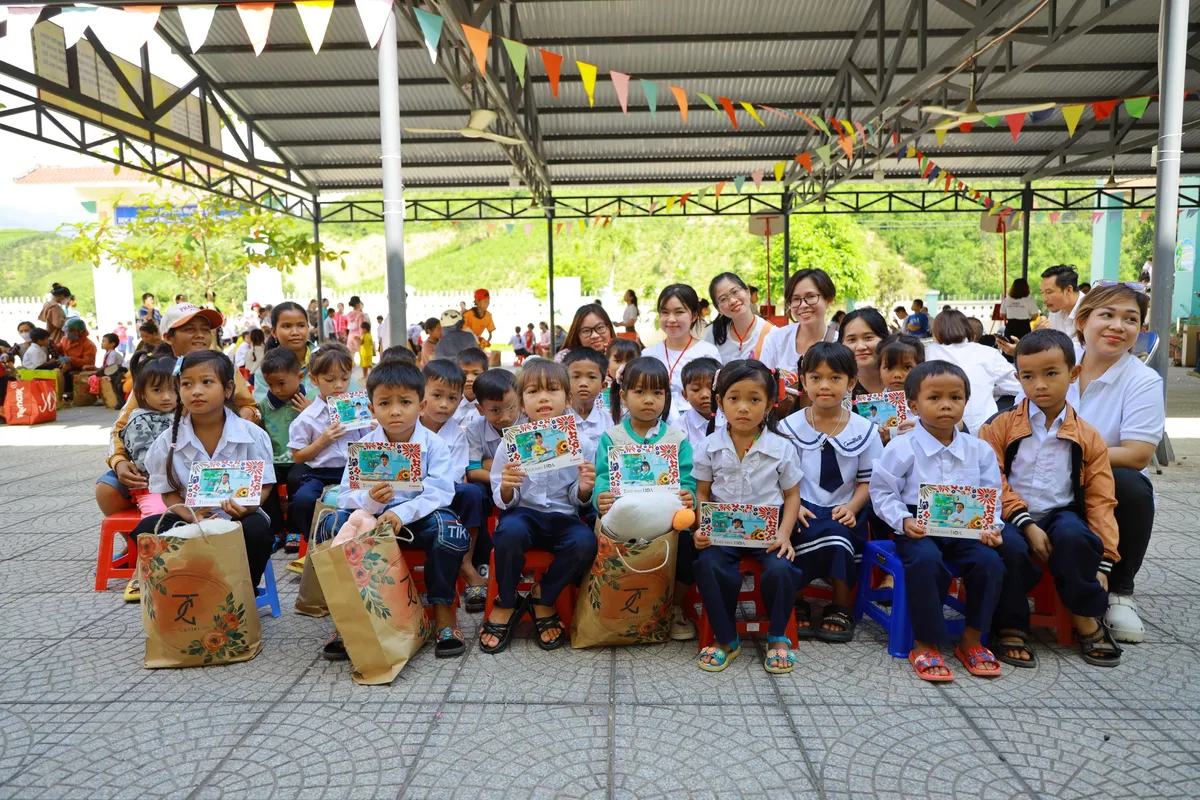 Kh&aacute;nh Ho&agrave;: Hưởng ứng ng&agrave;y hội chụp ảnh ch&acirc;n dung miễn ph&iacute; cho trẻ em v&ugrave;ng cao - Ảnh 2.