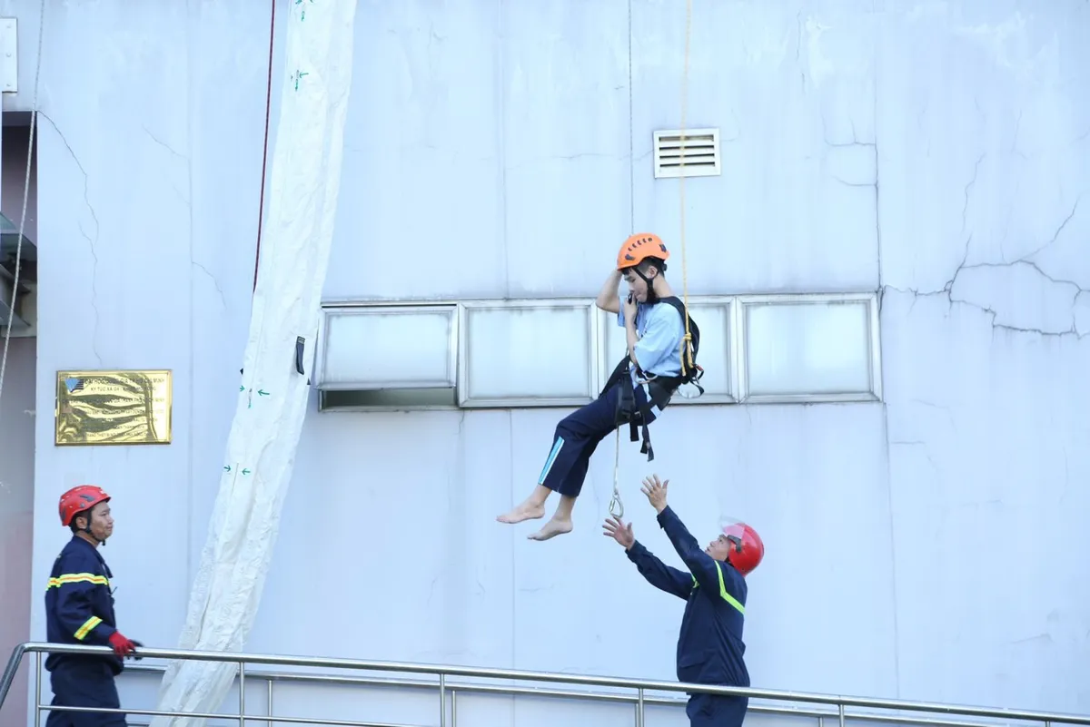 TP Hồ Chí Minh: Sinh viên học kỹ năng thoát hiểm khi có cháy - Ảnh 2.