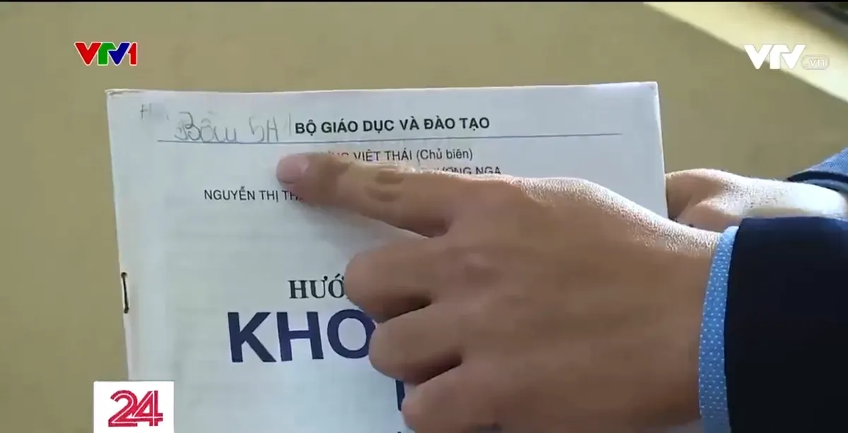 Những bất thường ở trường v&ugrave;ng cao: Mập mờ cả tiền hỗ trợ s&aacute;ch vở - Ảnh 1.