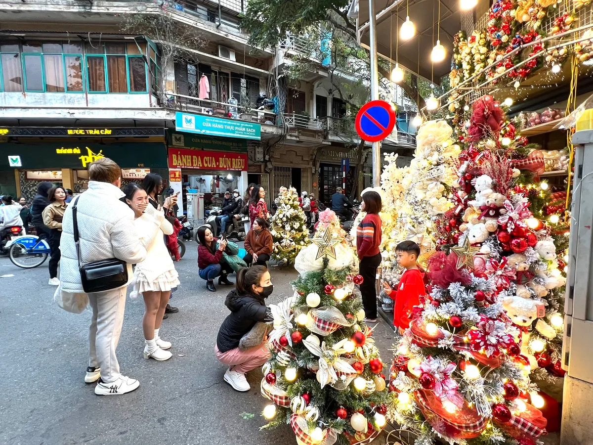 Phố Hàng Mã đông đúc trước Noel, tiểu thương treo biển thu phí khách chụp hình - Ảnh 5.