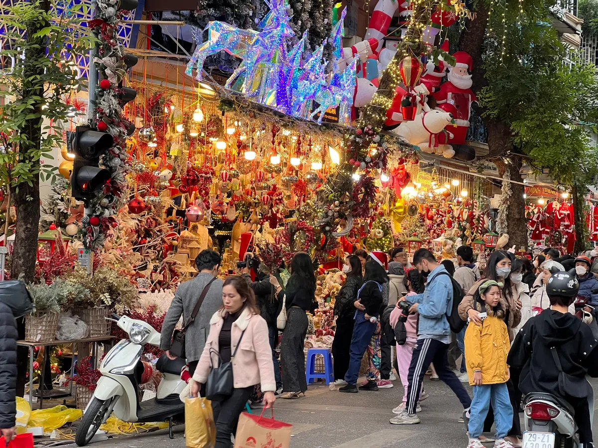 Phố Hàng Mã đông đúc trước Noel, tiểu thương treo biển thu phí khách chụp hình - Ảnh 7.