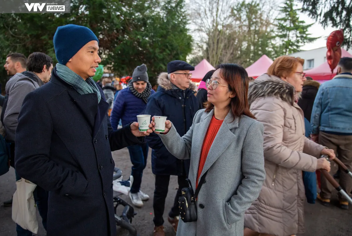 Sôi động mùa Giáng sinh Paris 2023 - Ảnh 10.