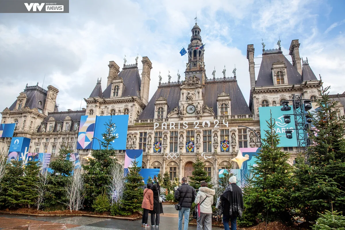 Sôi động mùa Giáng sinh Paris 2023 - Ảnh 1.