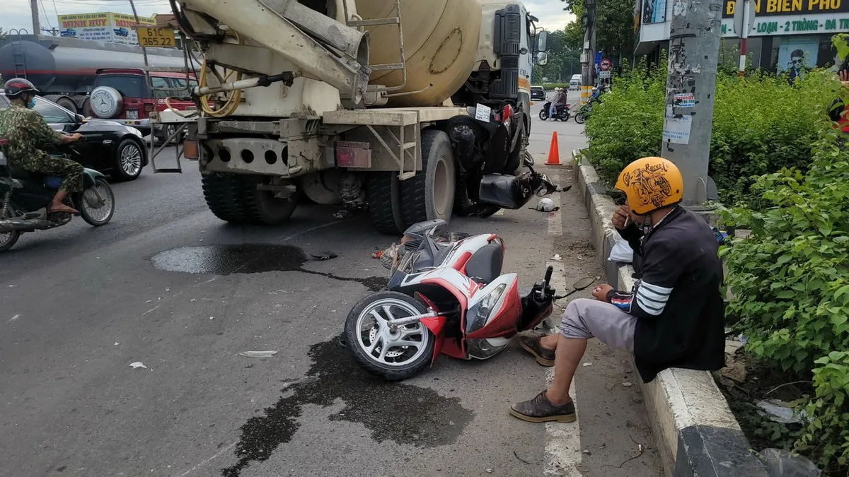 Bình Dương: Xe bồn mất lái tông vào 3 xe máy đang dừng đèn đỏ - Ảnh 2.