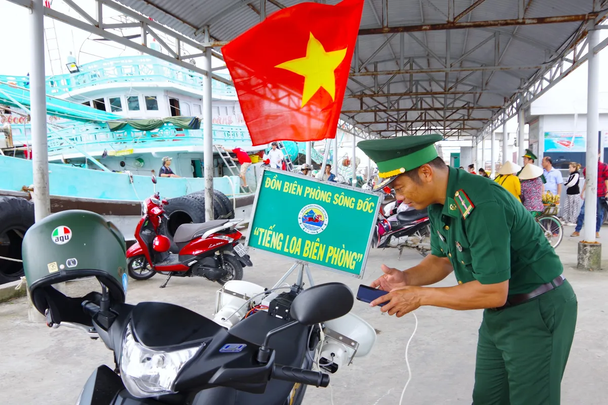 Cà Mau: Đẩy mạnh tuyên truyền quản lý tàu cá và thực hiện nhiệm vụ phòng, chống khai thác IUU - Ảnh 1.