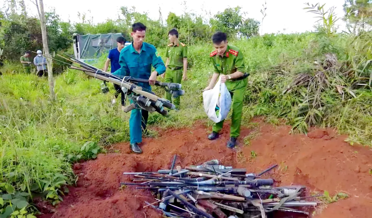 Đắk Nông: Tiêu hủy gần 500 súng tự chế, vũ khí, công cụ hỗ trợ - Ảnh 2.