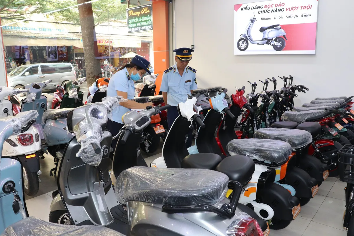 Kiểm tra chuỗi xe điện nổi tiếng, ph&aacute;t hiện nhiều dấu hiệu vi phạm - Ảnh 2.