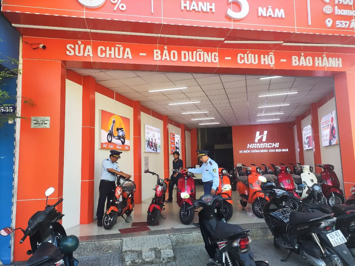 Kiểm tra chuỗi xe điện nổi tiếng, ph&aacute;t hiện nhiều dấu hiệu vi phạm - Ảnh 1.