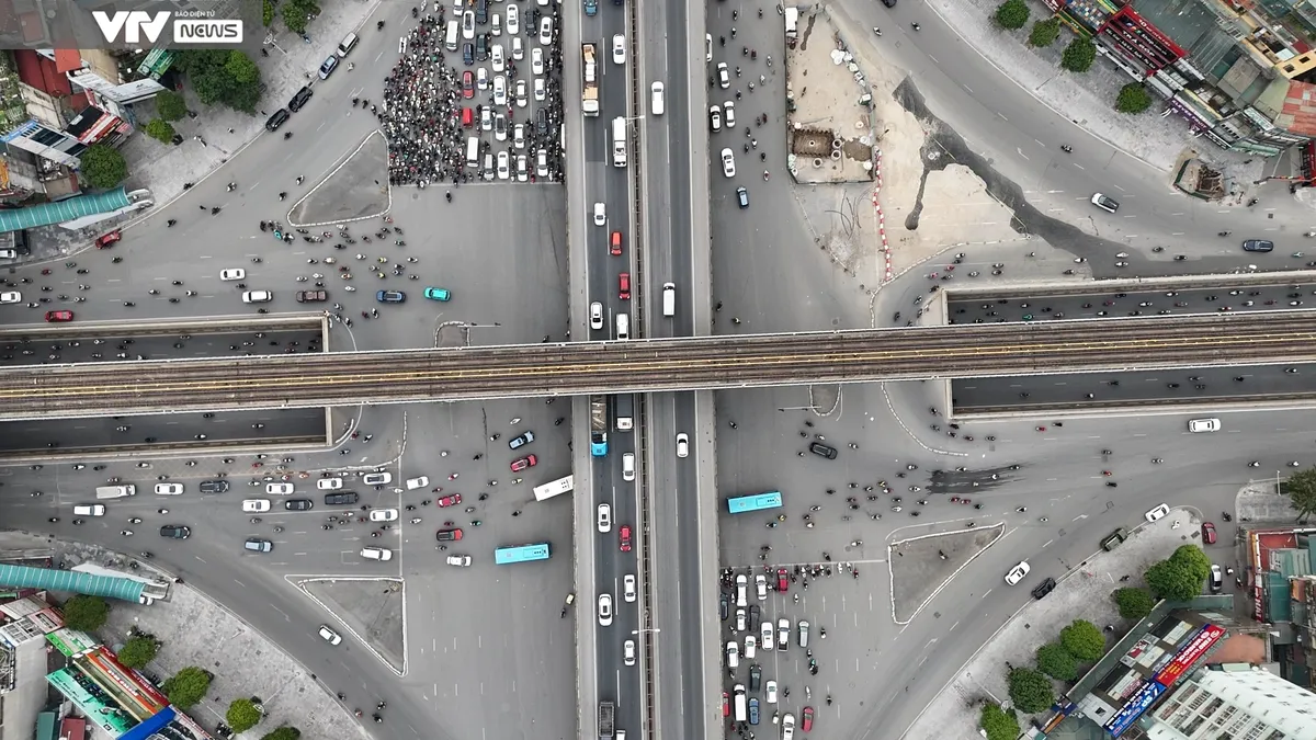 H&agrave; Nội: H&agrave;ng loạt xe m&aacute;y đi ngược chiều tại ng&atilde; tư Nguyễn Tr&atilde;i - Khuất Duy Tiến - Ảnh 1.