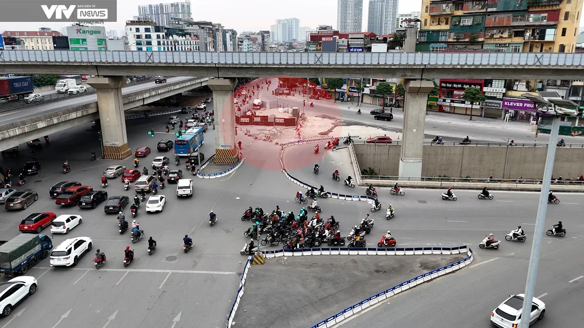 H&agrave; Nội: H&agrave;ng loạt xe m&aacute;y đi ngược chiều tại ng&atilde; tư Nguyễn Tr&atilde;i - Khuất Duy Tiến - Ảnh 2.