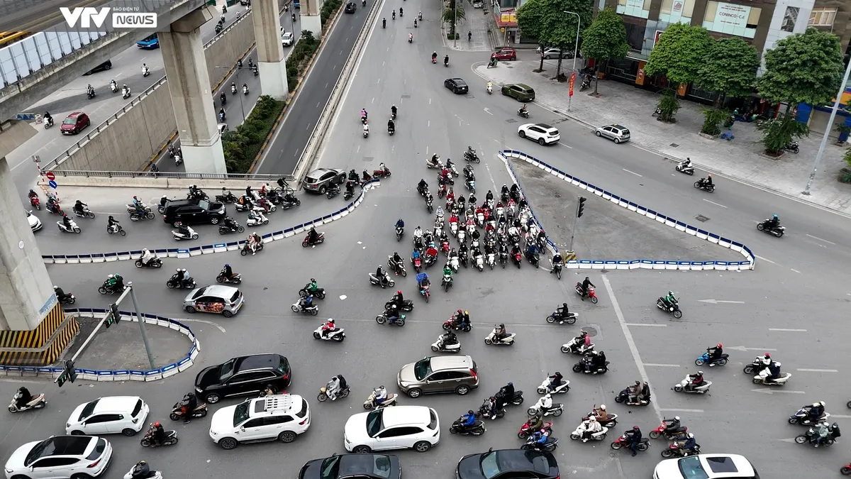 H&agrave; Nội: H&agrave;ng loạt xe m&aacute;y đi ngược chiều tại ng&atilde; tư Nguyễn Tr&atilde;i - Khuất Duy Tiến - Ảnh 3.