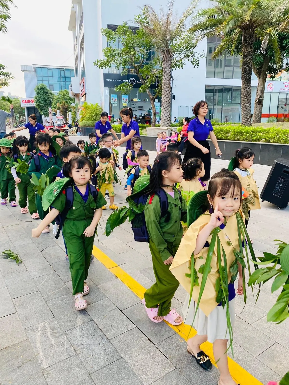 Trải nghiệm 30 ph&uacute;t l&agrave;m ch&uacute; bộ đội của c&aacute;c b&eacute; mầm non - Ảnh 3.