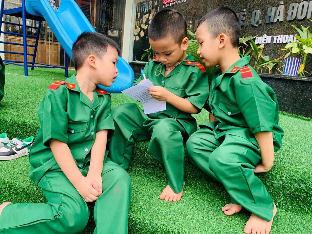 Trải nghiệm 30 ph&uacute;t l&agrave;m ch&uacute; bộ đội của c&aacute;c b&eacute; mầm non - Ảnh 1.