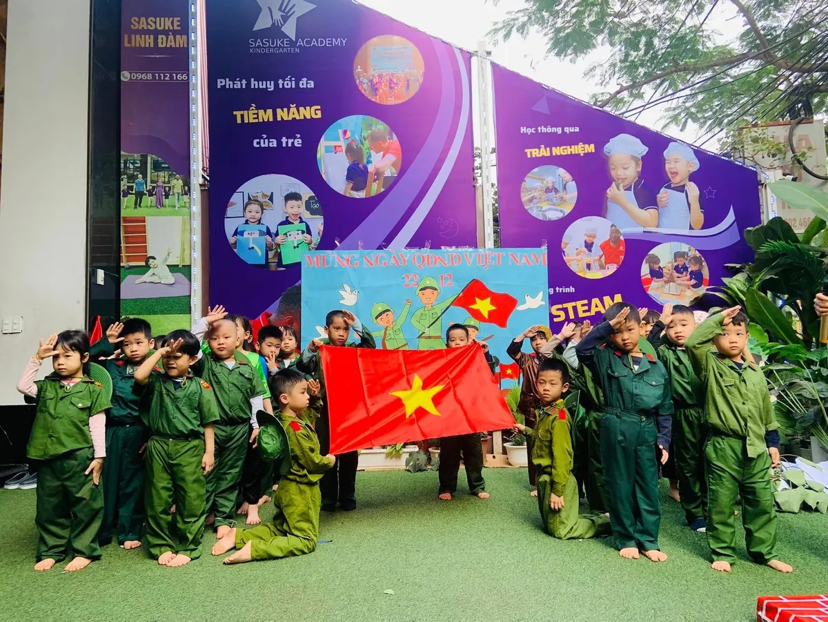 Trải nghiệm 30 ph&uacute;t l&agrave;m ch&uacute; bộ đội của c&aacute;c b&eacute; mầm non - Ảnh 4.