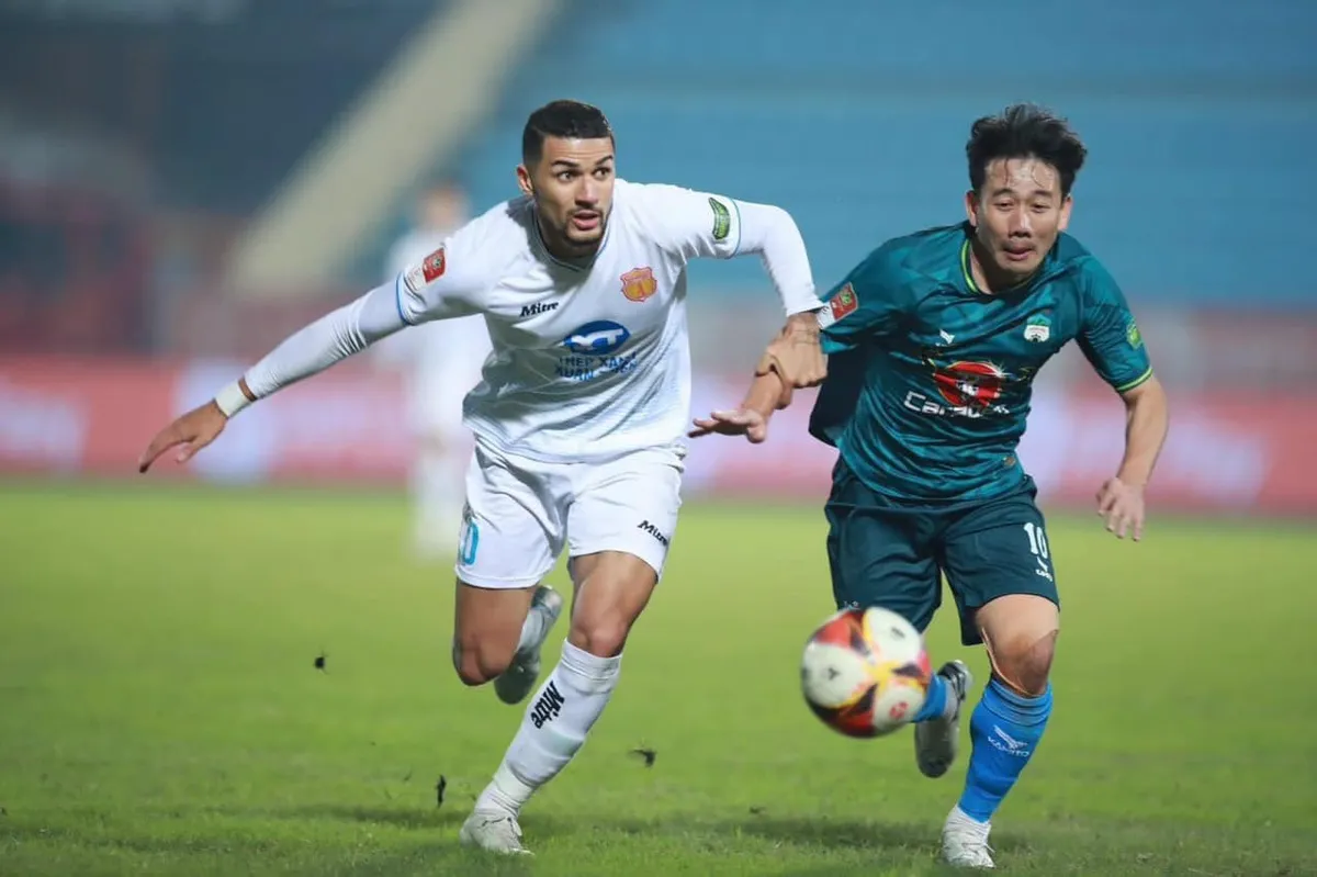 Thắng LPBank HAGL, Thép Xanh Nam Định vươn lên ngôi đầu V.League 2023 - Ảnh 1. Thắng LPBank HAGL, Thép Xanh Nam Định vươn lên ngôi đầu V.League 2023 - Ảnh 1.