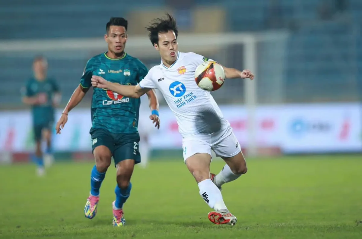 Thắng LPBank HAGL, Thép Xanh Nam Định vươn lên ngôi đầu V.League 2023 - Ảnh 2. Thắng LPBank HAGL, Thép Xanh Nam Định vươn lên ngôi đầu V.League 2023 - Ảnh 2.