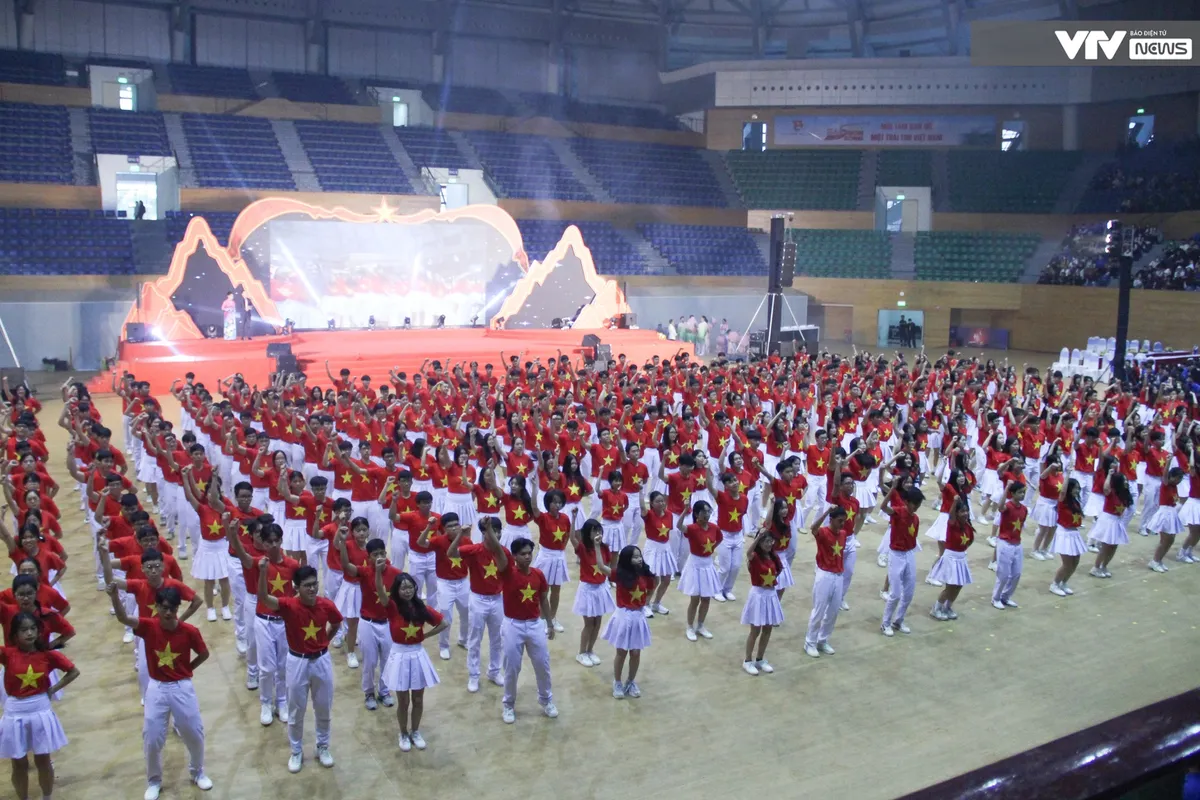 Hơn 1.000 đo&agrave;n vi&ecirc;n xếp h&igrave;nh bản đồ Tổ quốc, khơi dậy niềm tự h&agrave;o non s&ocirc;ng - Ảnh 2.