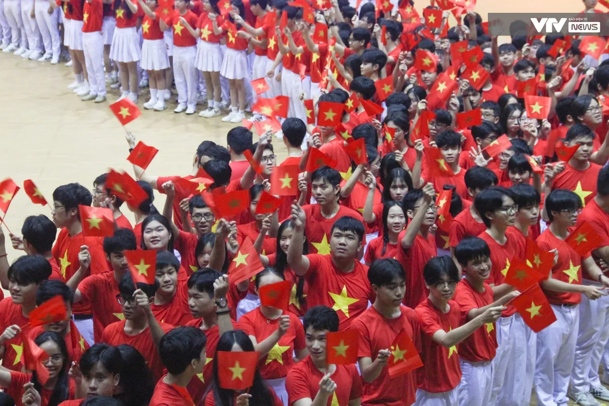 Hơn 1.000 đo&agrave;n vi&ecirc;n xếp h&igrave;nh bản đồ Tổ quốc, khơi dậy niềm tự h&agrave;o non s&ocirc;ng - Ảnh 1.