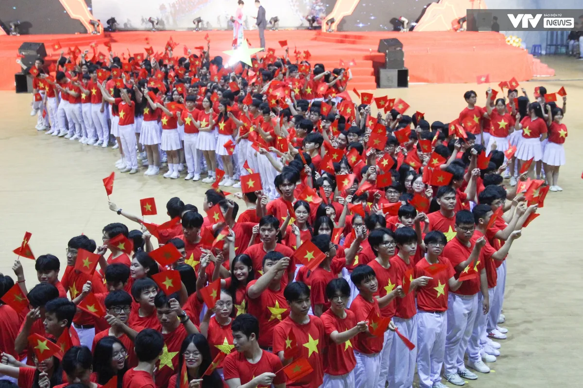 Hơn 1.000 đo&agrave;n vi&ecirc;n xếp h&igrave;nh bản đồ Tổ quốc, khơi dậy niềm tự h&agrave;o non s&ocirc;ng - Ảnh 4.