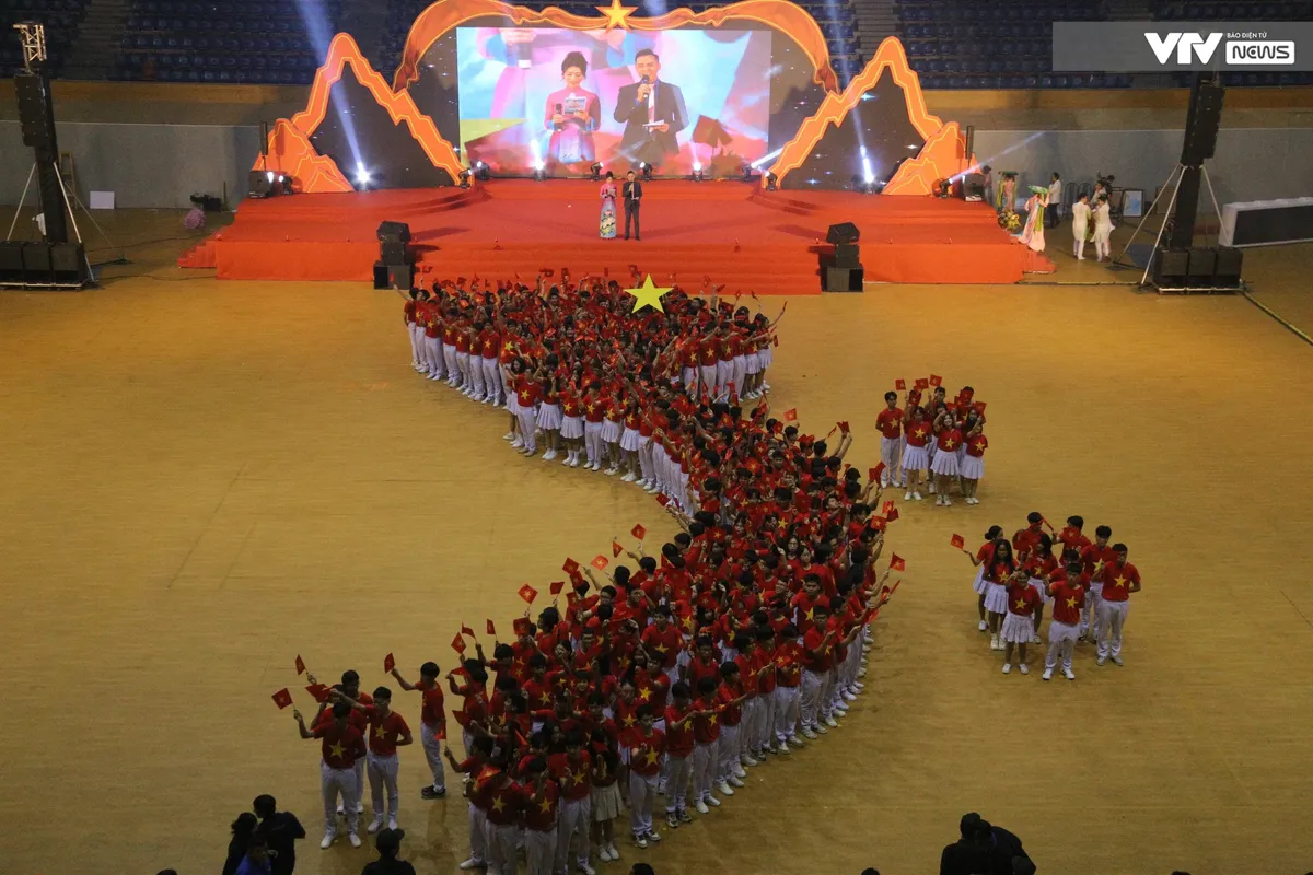 Hơn 1.000 đo&agrave;n vi&ecirc;n xếp h&igrave;nh bản đồ Tổ quốc, khơi dậy niềm tự h&agrave;o non s&ocirc;ng - Ảnh 3.